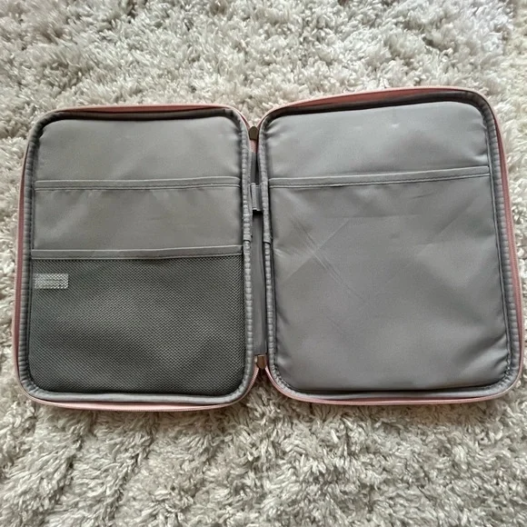 ⭐️Practically New iPad Case⭐️ - Picture 6 of 6